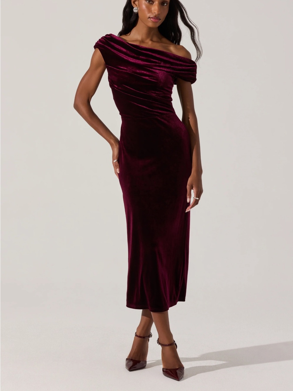 Astr One-Shoulder Velvet Midi Dress in Burgundy